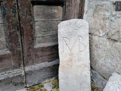 ...l� dove � anche poggiato un antico cippo confinario con iscrizione